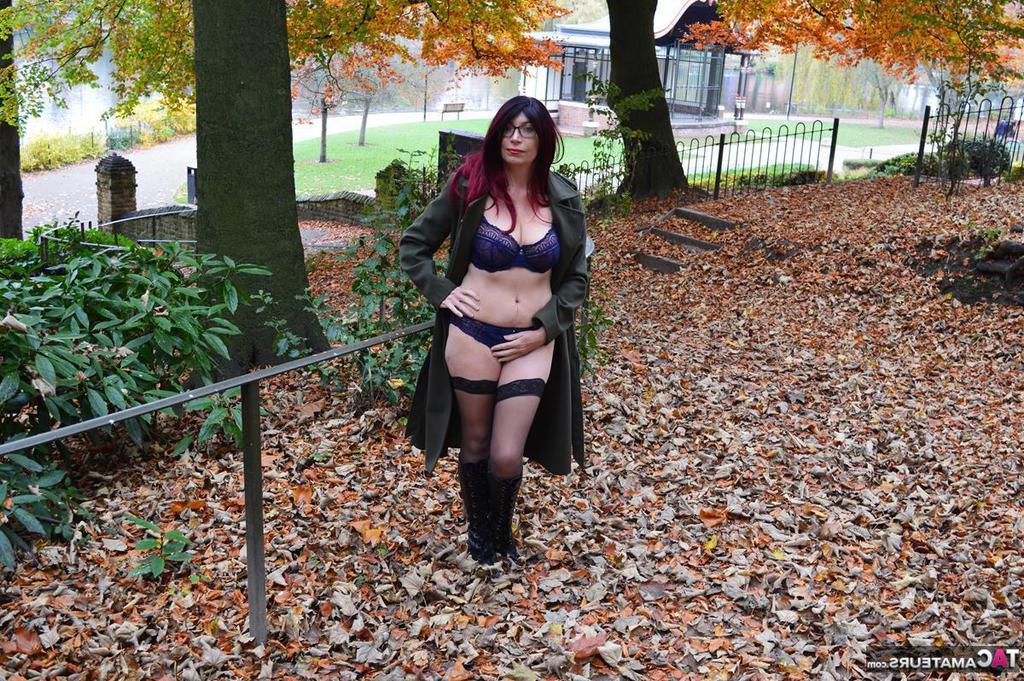 20P Das Amateurmodel Barby Slut zeigt ihren nackten Körper an öffentlichen Orten