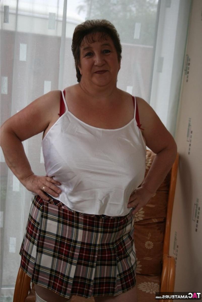 16P A grossa mulher britânica Kinky Carol levanta a saia antes de liberar seus peitos grandes