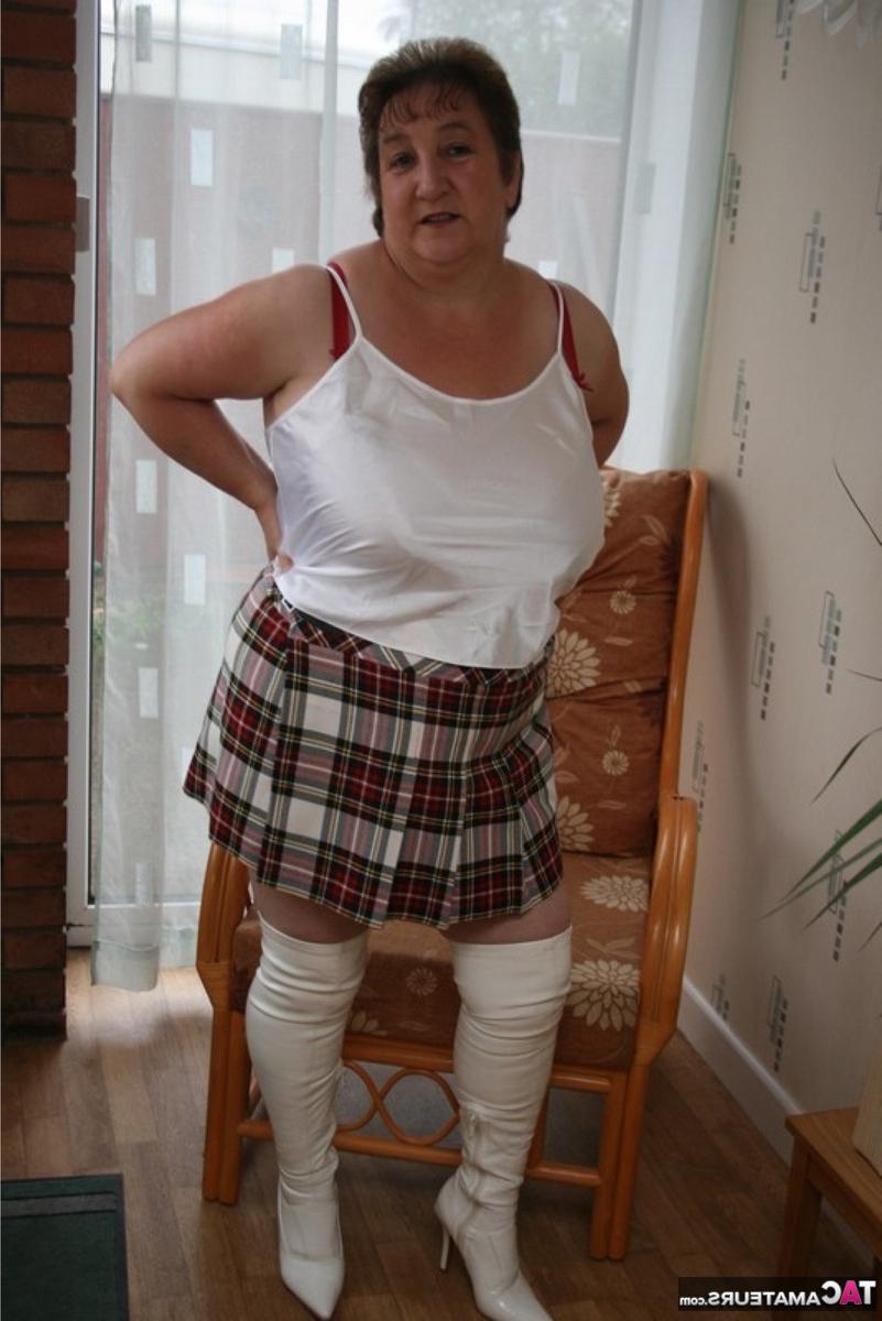 16P A grossa mulher britânica Kinky Carol levanta a saia antes de liberar seus peitos grandes