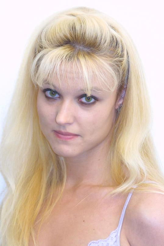 20P Sexy amadora Faith mostra seus lindos peitos e sua boceta raspada na cama
