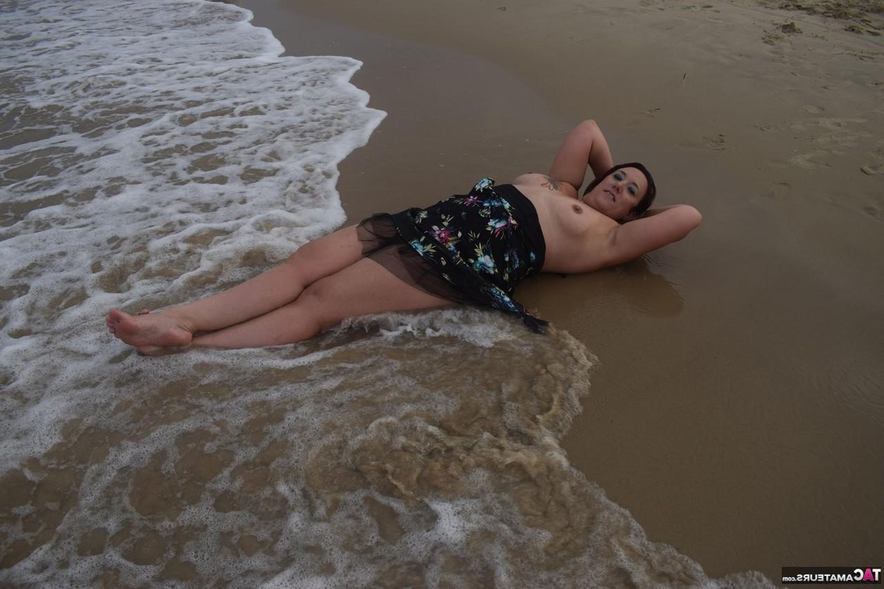 16P Die reife Amateurin Sara Banks entblößt am Strand ihre Titten und ihre Muschi