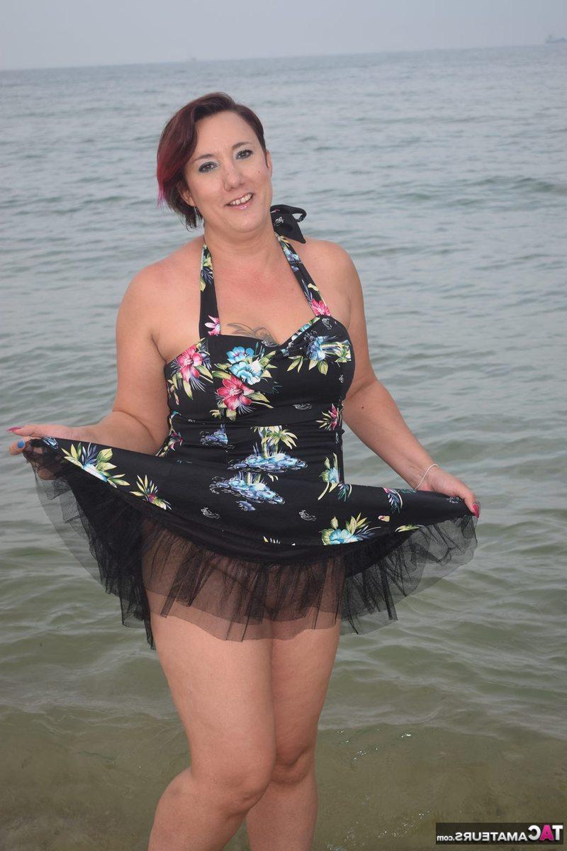 16P Die reife Amateurin Sara Banks entblößt am Strand ihre Titten und ihre Muschi