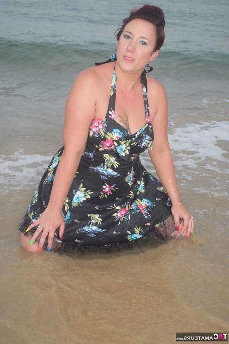 16P Die reife Amateurin Sara Banks entblößt am Strand ihre Titten und ihre Muschi