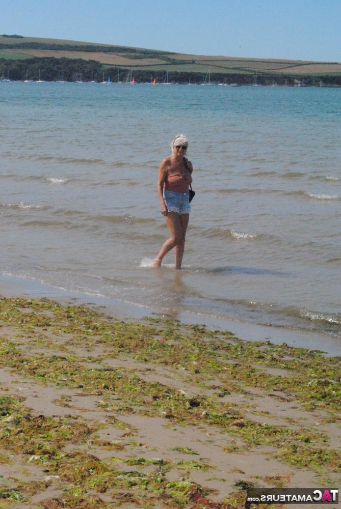 20P Abuela madura dimonty bañándose desnuda en la playa con grandes tetas caídas colgando