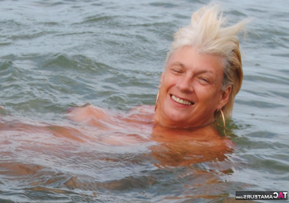 20P Abuela madura dimonty bañándose desnuda en la playa con grandes tetas caídas colgando