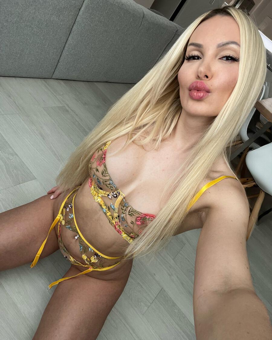 16P Gata loira com curvas fantásticas posa em roupas sedutoras em um solo