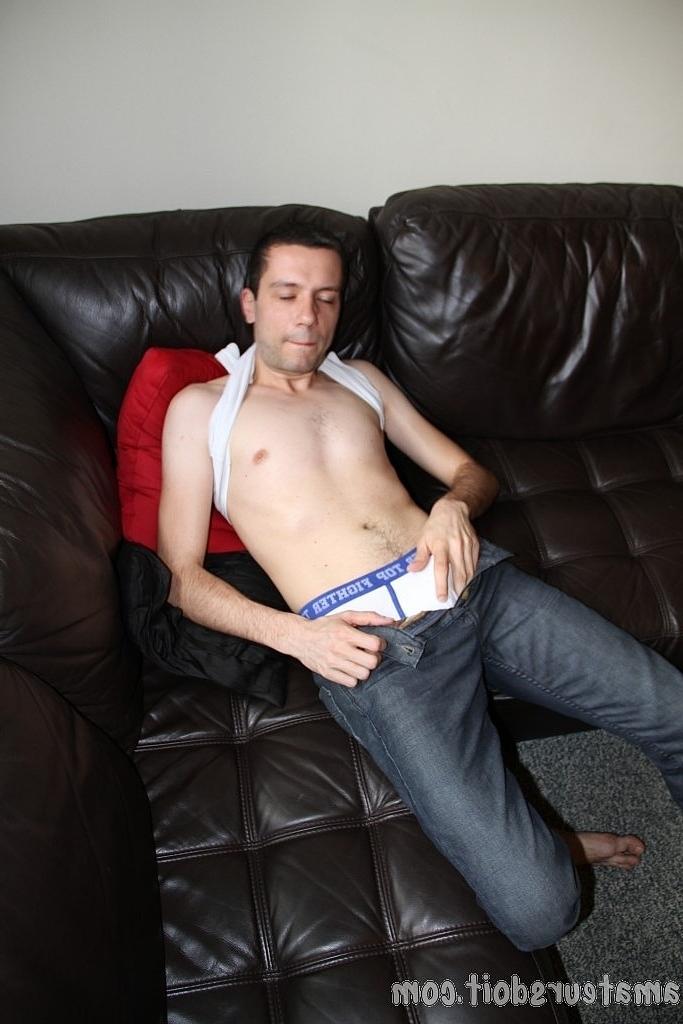 20P O americano curto e gay Ned Head fica nu, toca seu corpo nu e se masturba