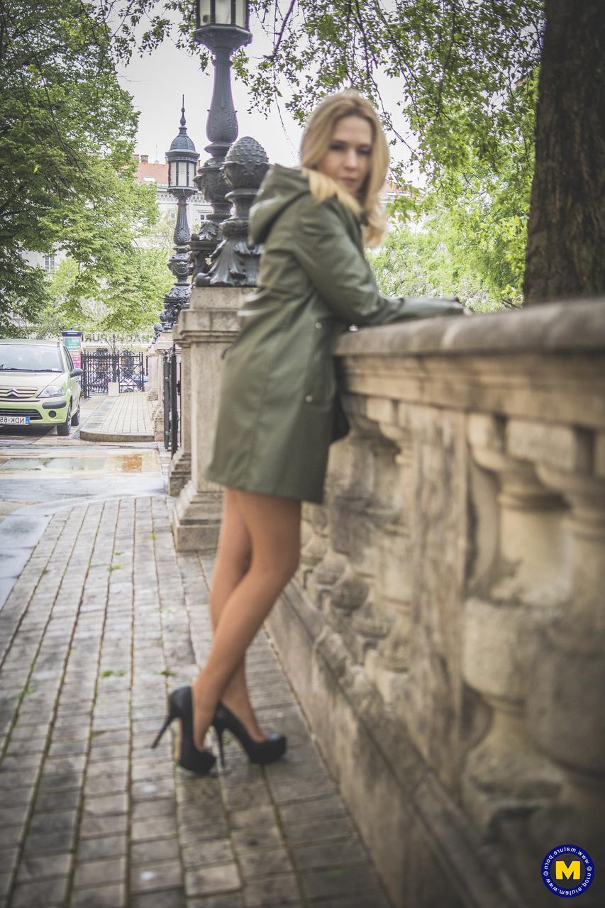 20P La petite blonde hongroise Alexa Si exhibe ses jambes sexy en posant en public.