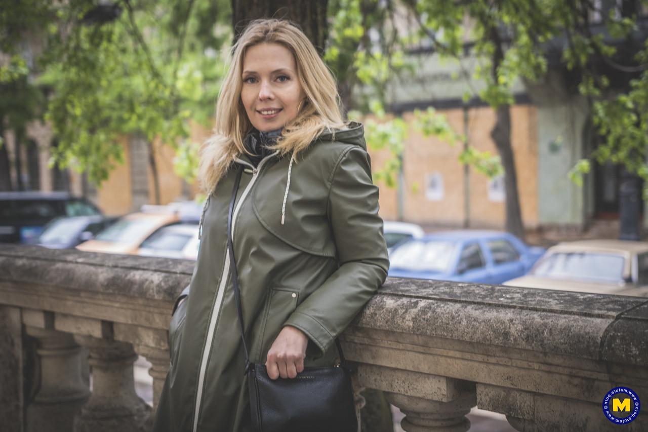 20P La petite blonde hongroise Alexa Si exhibe ses jambes sexy en posant en public.