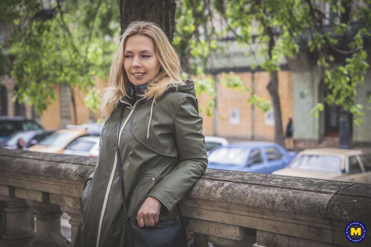 20P La petite blonde hongroise Alexa Si exhibe ses jambes sexy en posant en public.