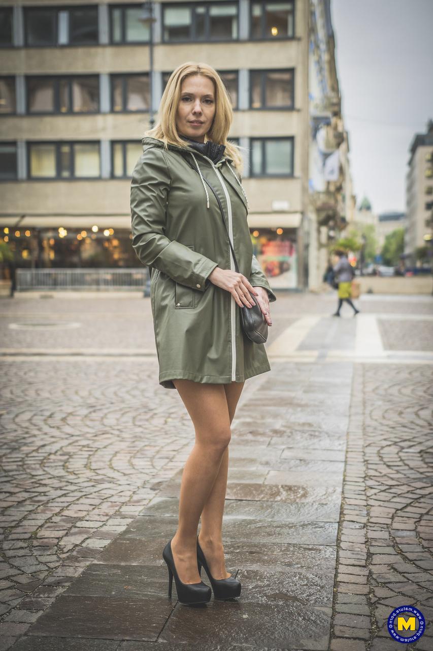 20P La petite blonde hongroise Alexa Si exhibe ses jambes sexy en posant en public.