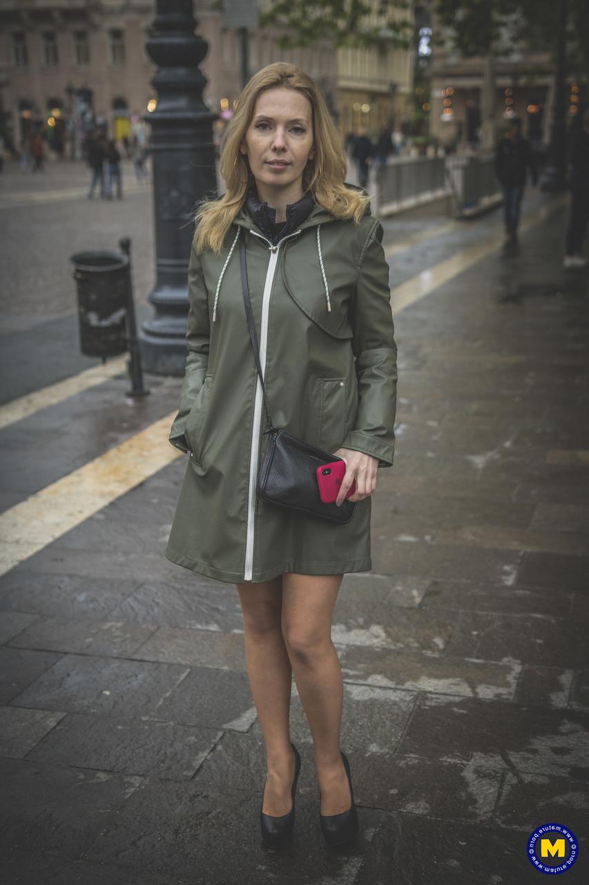 20P La petite blonde hongroise Alexa Si exhibe ses jambes sexy en posant en public.