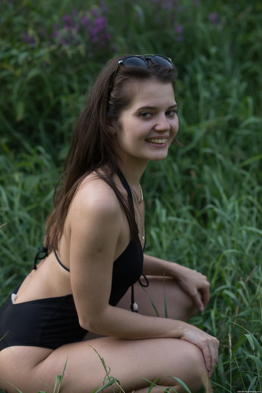 20P Linda gata Pola mostra sua bunda grande e sua buceta raspada ao ar livre