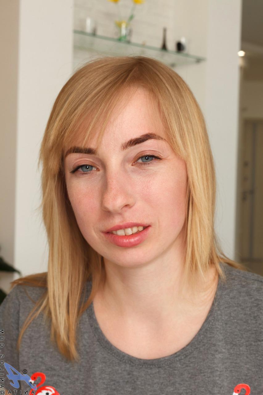 20P Die versaute Teenagerin Anita zeigt ihre schönen großen Titten und ihren großen Hintern, bevor sie fingert