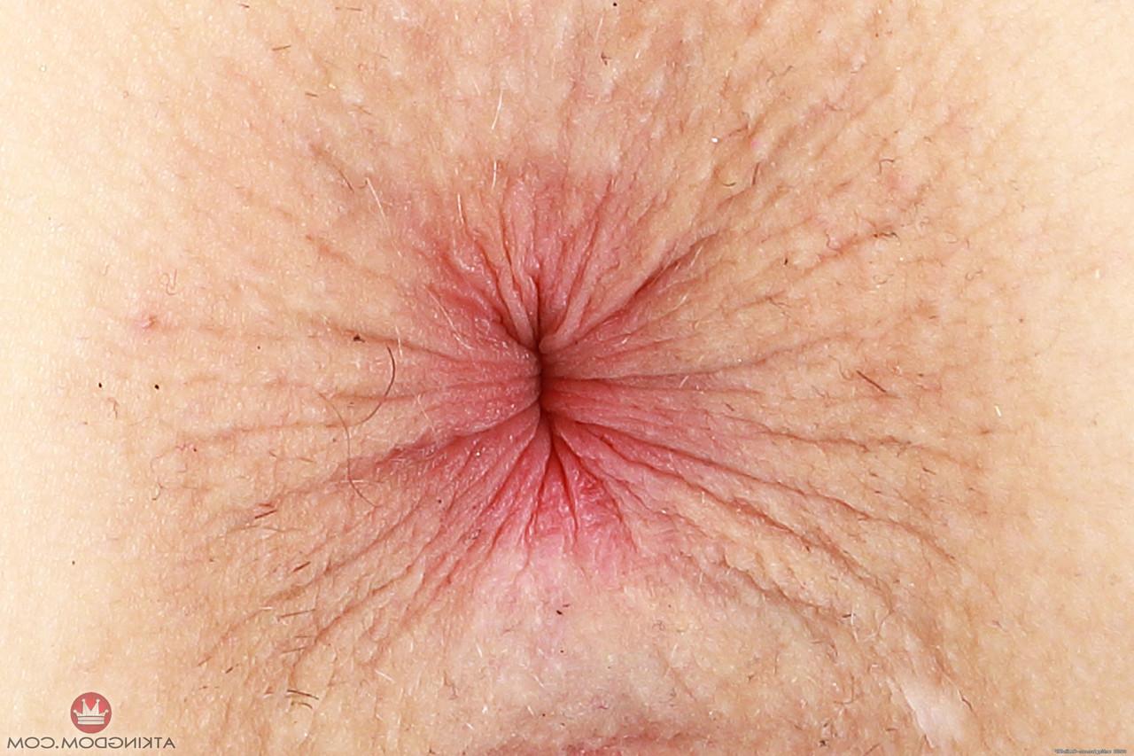 20P A doce adolescente nerd Fiona Sprouts expõe sua vagina rosa e seios pequenos