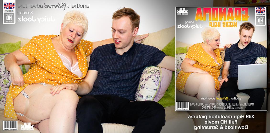 13P Die blonde Großmutter Juicy Joolz verführt und fickt einen viel jüngeren Mann
