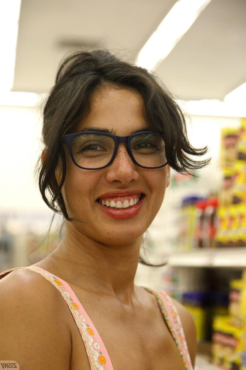 13P La adorable nena con gafas Yeraz Gebeshian muestra sus piernas calientes y sus bonitas tetas