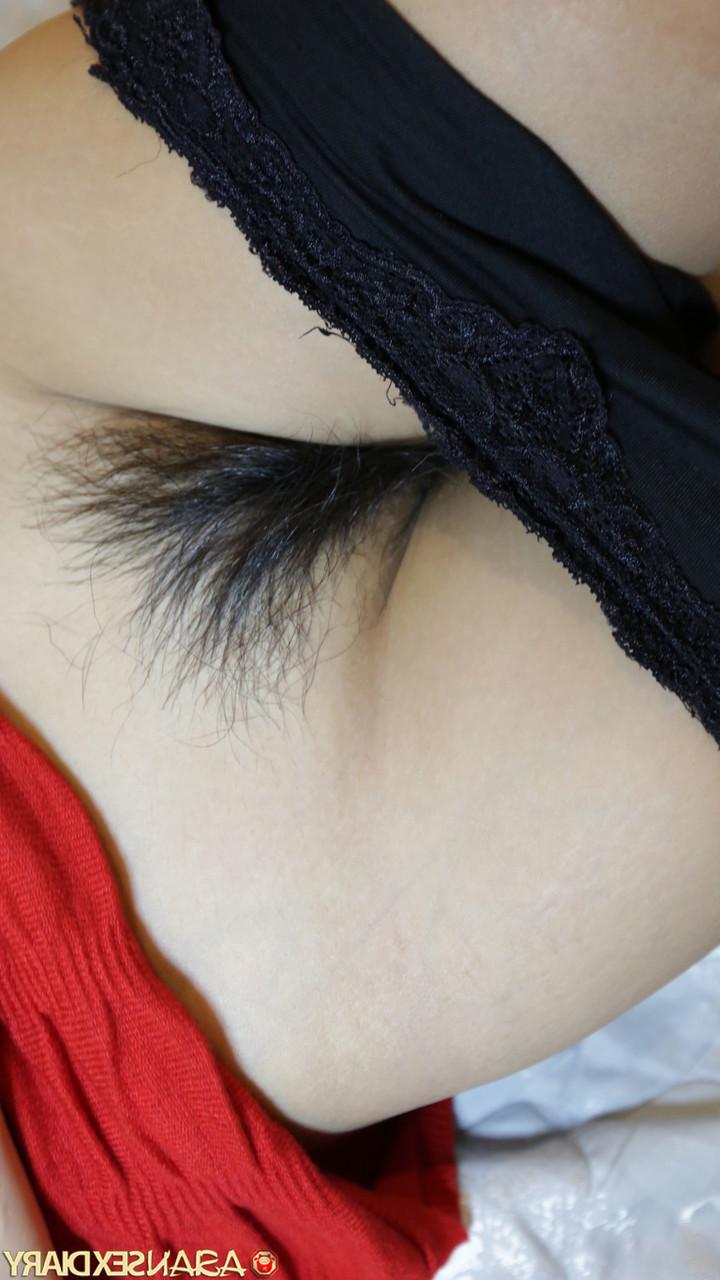 20P A linda garota asiática Pety mostra sua buceta peluda antes e depois de fazer sexo