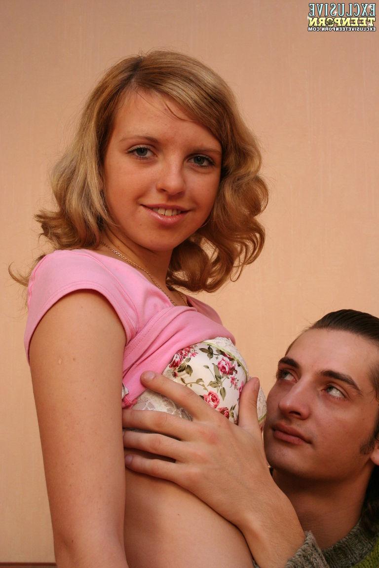 20P A pequena adolescente Katya fica nua antes de um BJ e uma ação de montar um pau