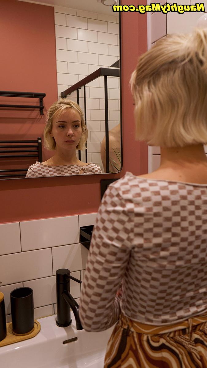 16P La jeune blonde Helen séduit son petit ami pendant qu'il est sous la douche.