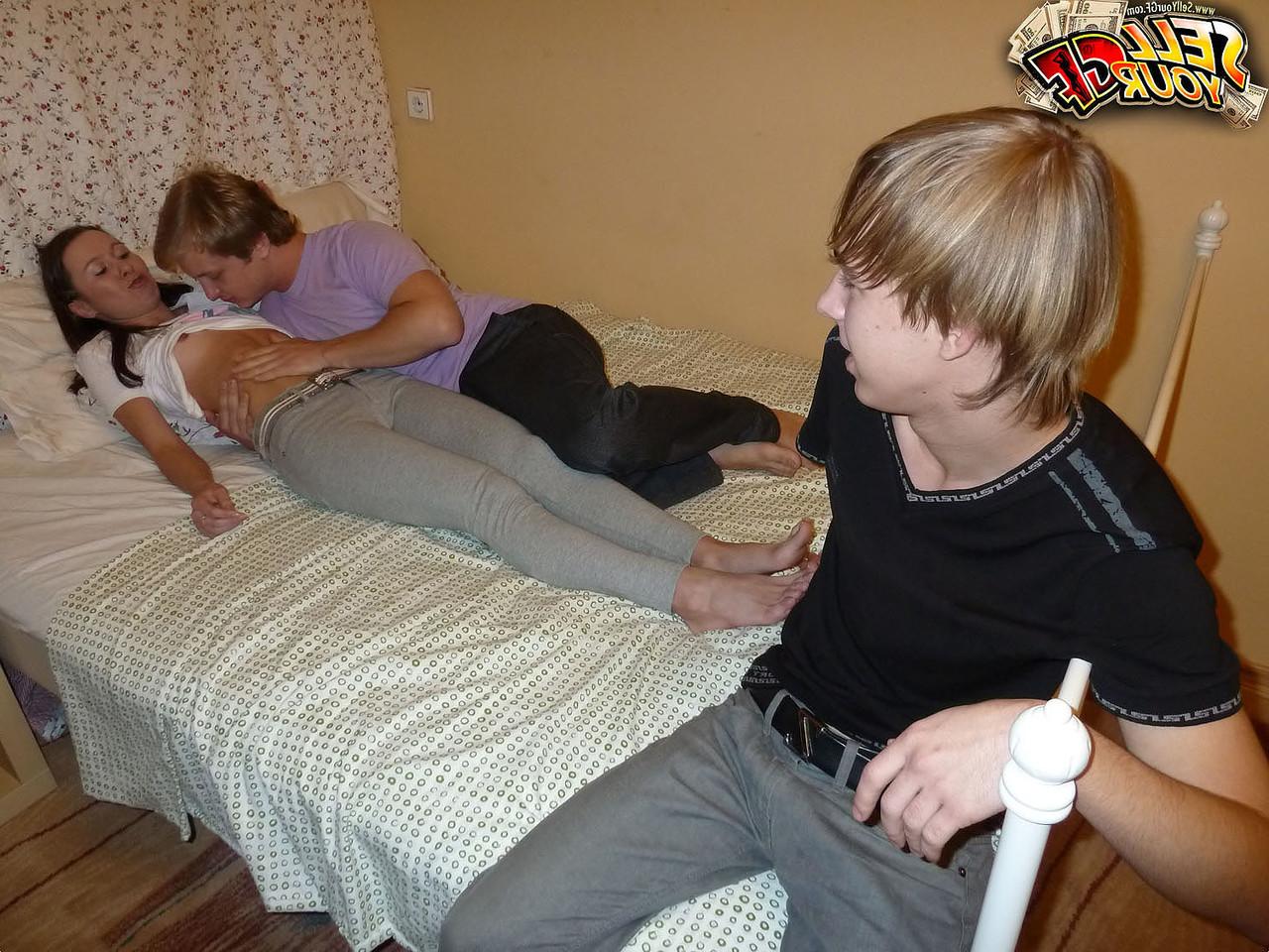 20P Sexy Teenie mit großem Arsch Vanda wird vor den Augen ihres Freundes gebumst