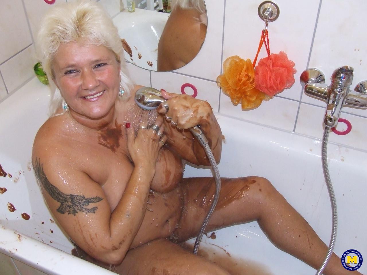 20P A vovó loira gorda Katja derrama leite com chocolate em seus peitos grandes na banheira