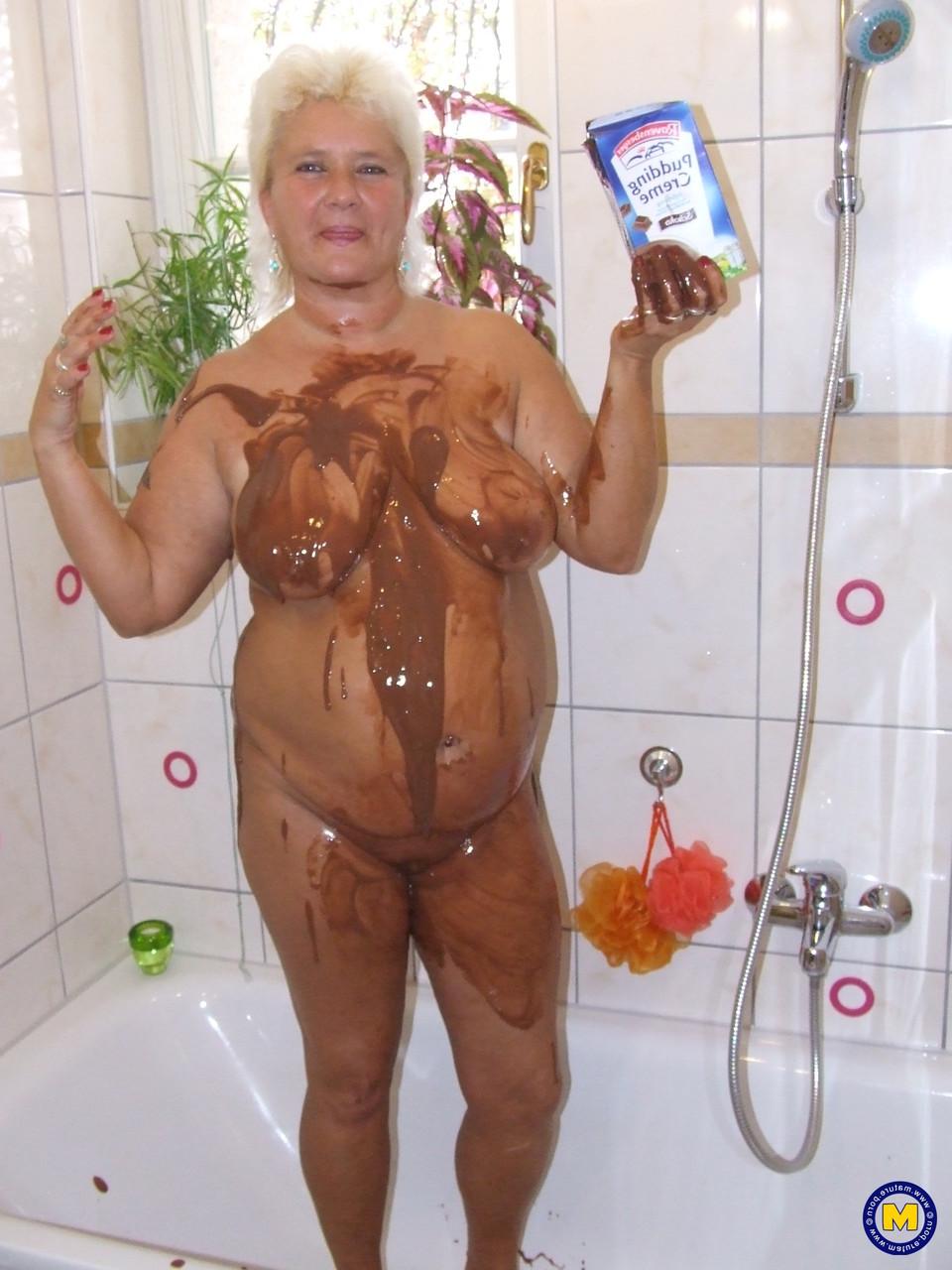20P A vovó loira gorda Katja derrama leite com chocolate em seus peitos grandes na banheira