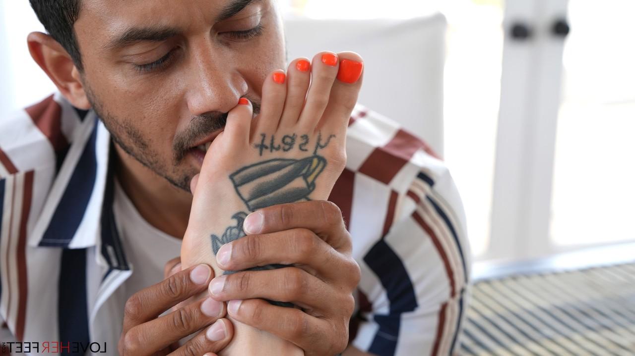 20P MILF Rocky Emerson com tinta tem os pés lambidos antes de uma foda interracial
