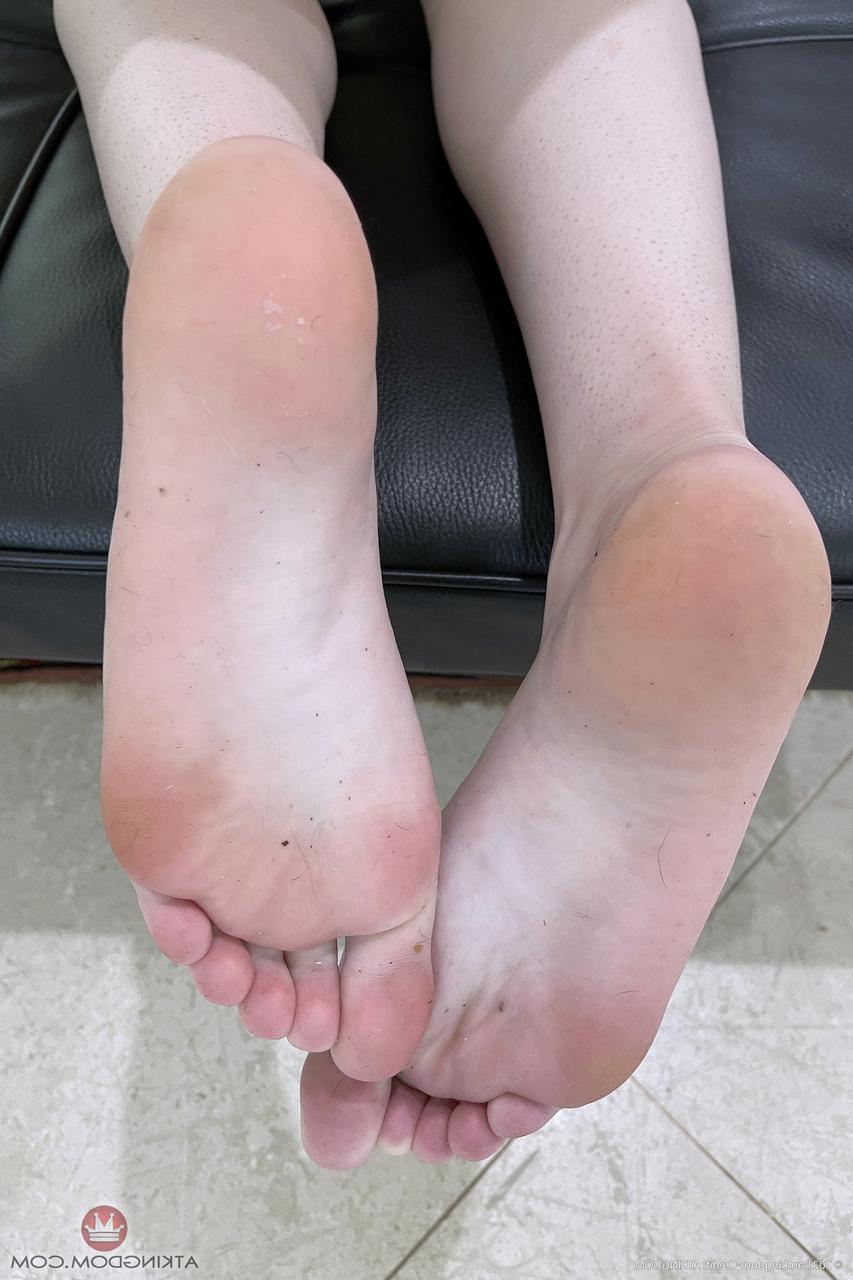20P L'adorable jeune Michelle Anthony exhibe ses tétons durs et son gros butin en solo.