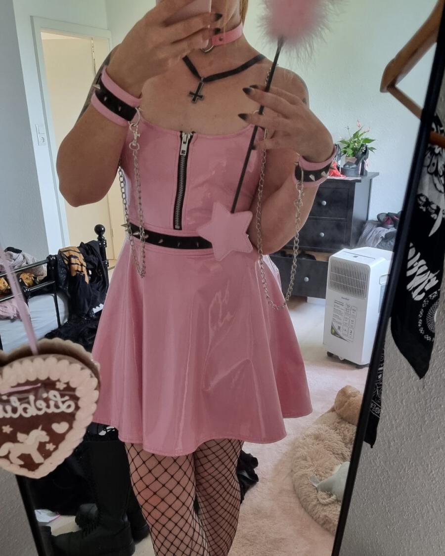 20P Kira Jameson, amatrice sexy, pose en solo dans sa robe et ses talons en latex rose.