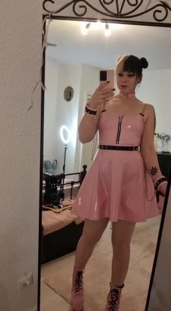 20P Kira Jameson, amatrice sexy, pose en solo dans sa robe et ses talons en latex rose.