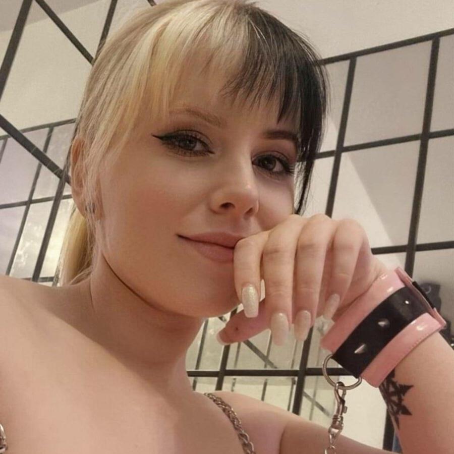 20P Kira Jameson, amatrice sexy, pose en solo dans sa robe et ses talons en latex rose.