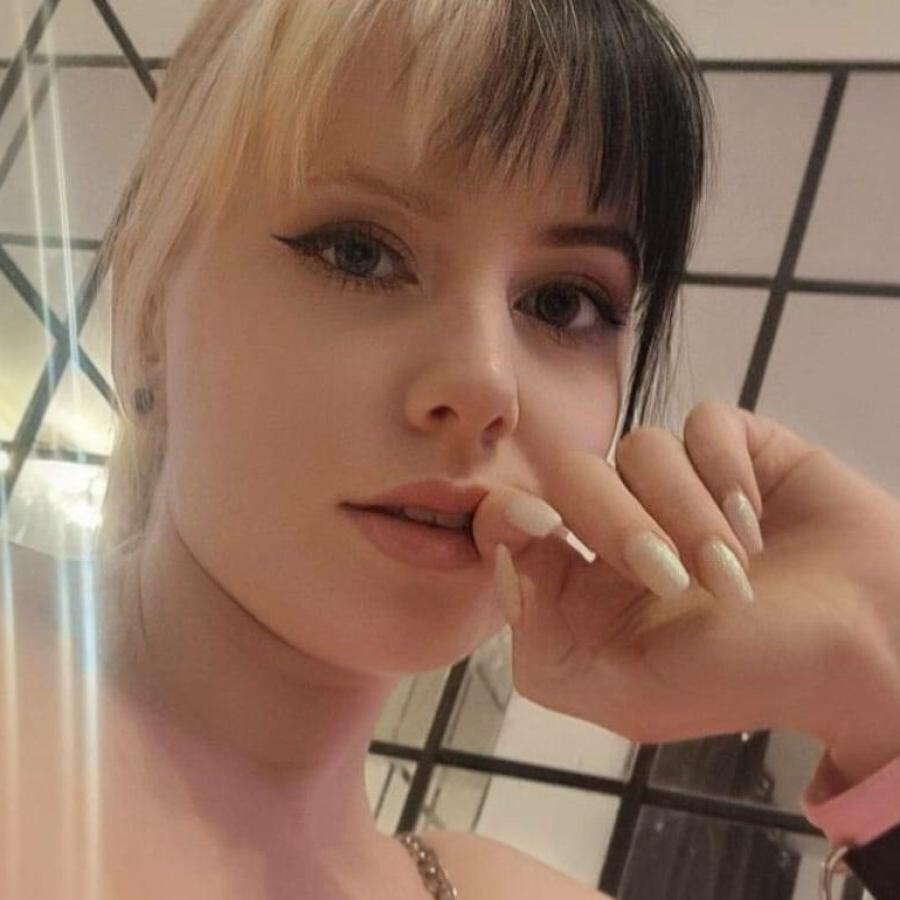 20P Kira Jameson, amatrice sexy, pose en solo dans sa robe et ses talons en latex rose.