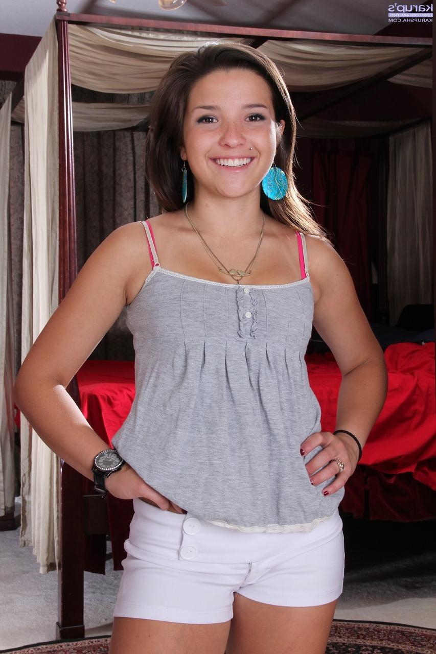 20P La linda joven amateur Veronica Berry muestra sus dulces tetas y su culo caliente