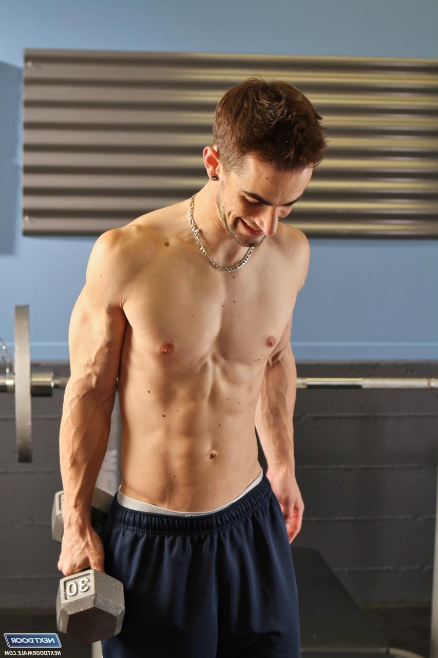 20P Twink Jacob Bennett tira a roupa e posa nu após levantar pesos na academia