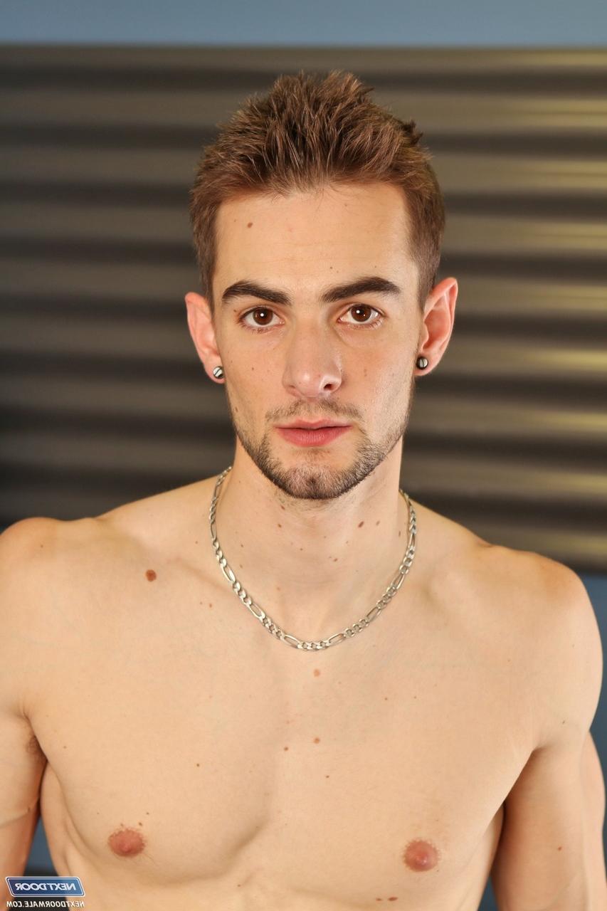 20P Twink Jacob Bennett tira a roupa e posa nu após levantar pesos na academia