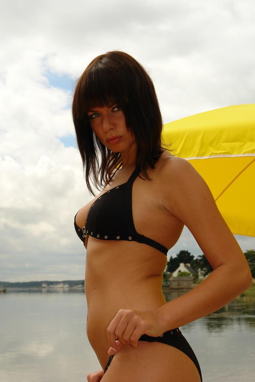 20P La hermosa amateur mina muestra sus dulces tetas al aire libre mientras está completamente desnuda
