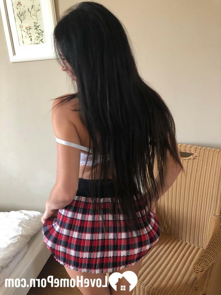 20P Colegiala amateur se desnuda y expone sus grandes tetas y su culo redondo