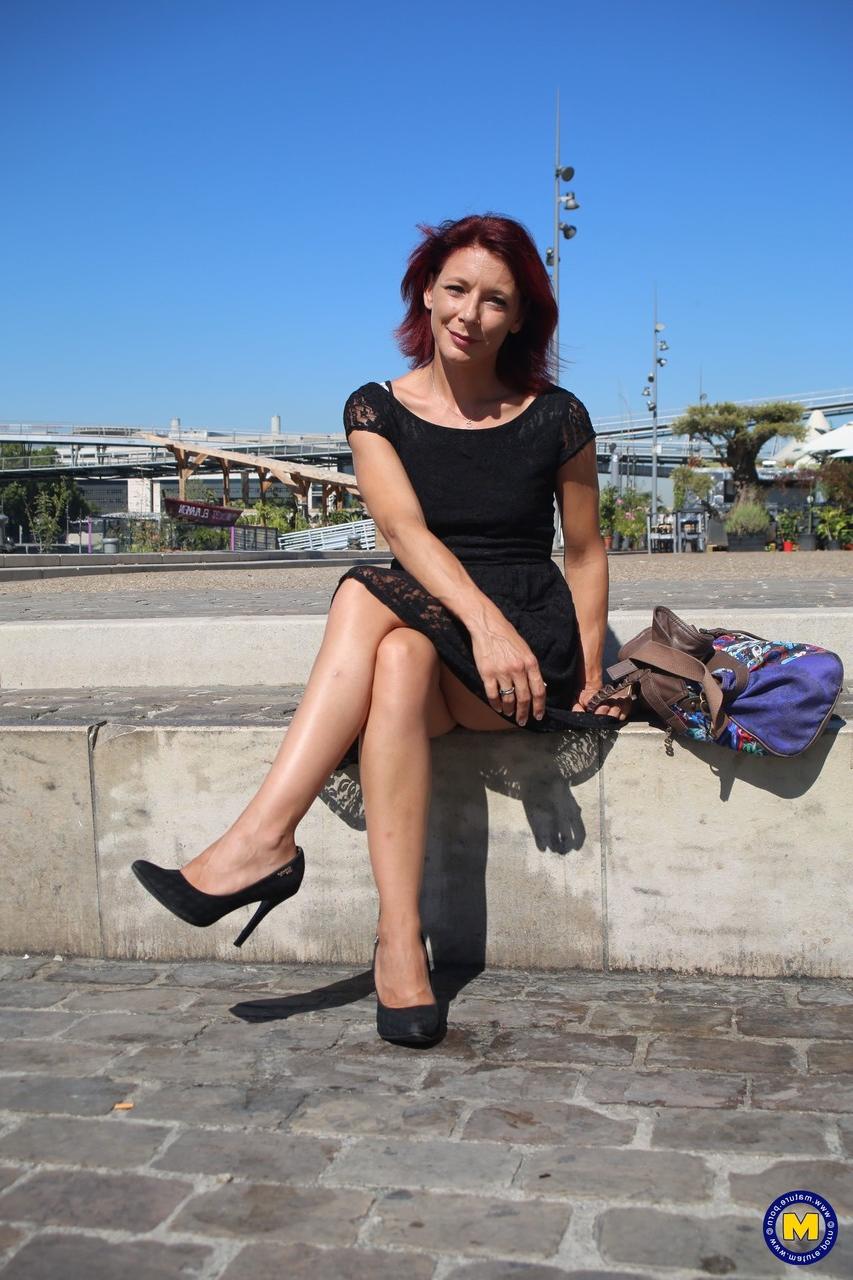 20P Sexy ruiva francesa madura Morgane Dell mostra sua boceta em público