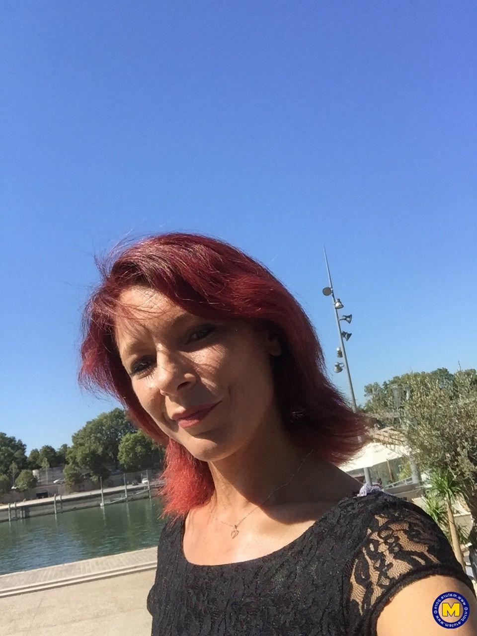 20P Sexy ruiva francesa madura Morgane Dell mostra sua boceta em público