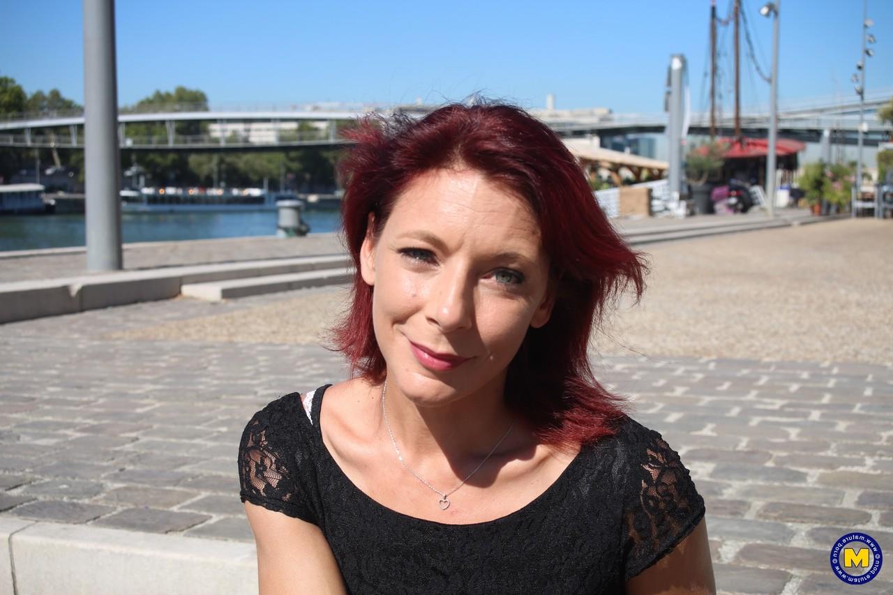 20P Sexy ruiva francesa madura Morgane Dell mostra sua boceta em público