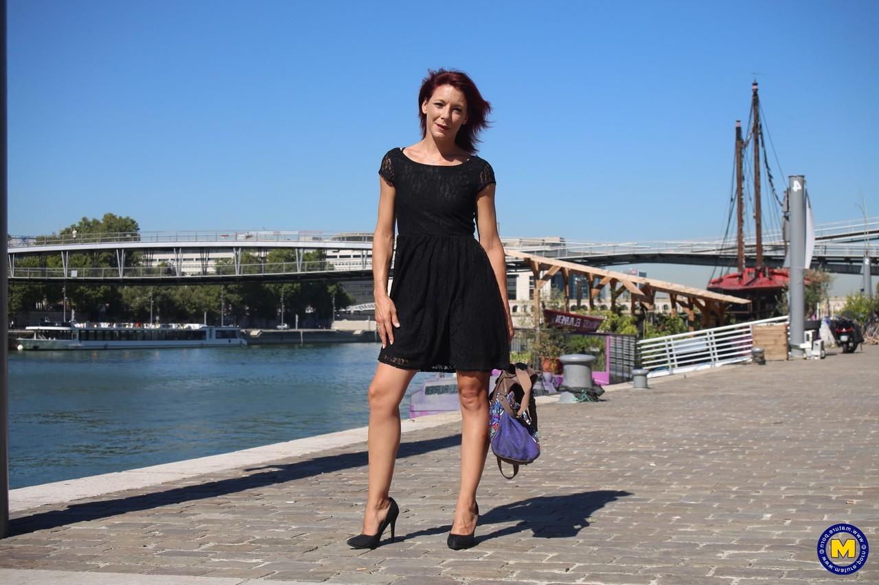 20P Sexy ruiva francesa madura Morgane Dell mostra sua boceta em público