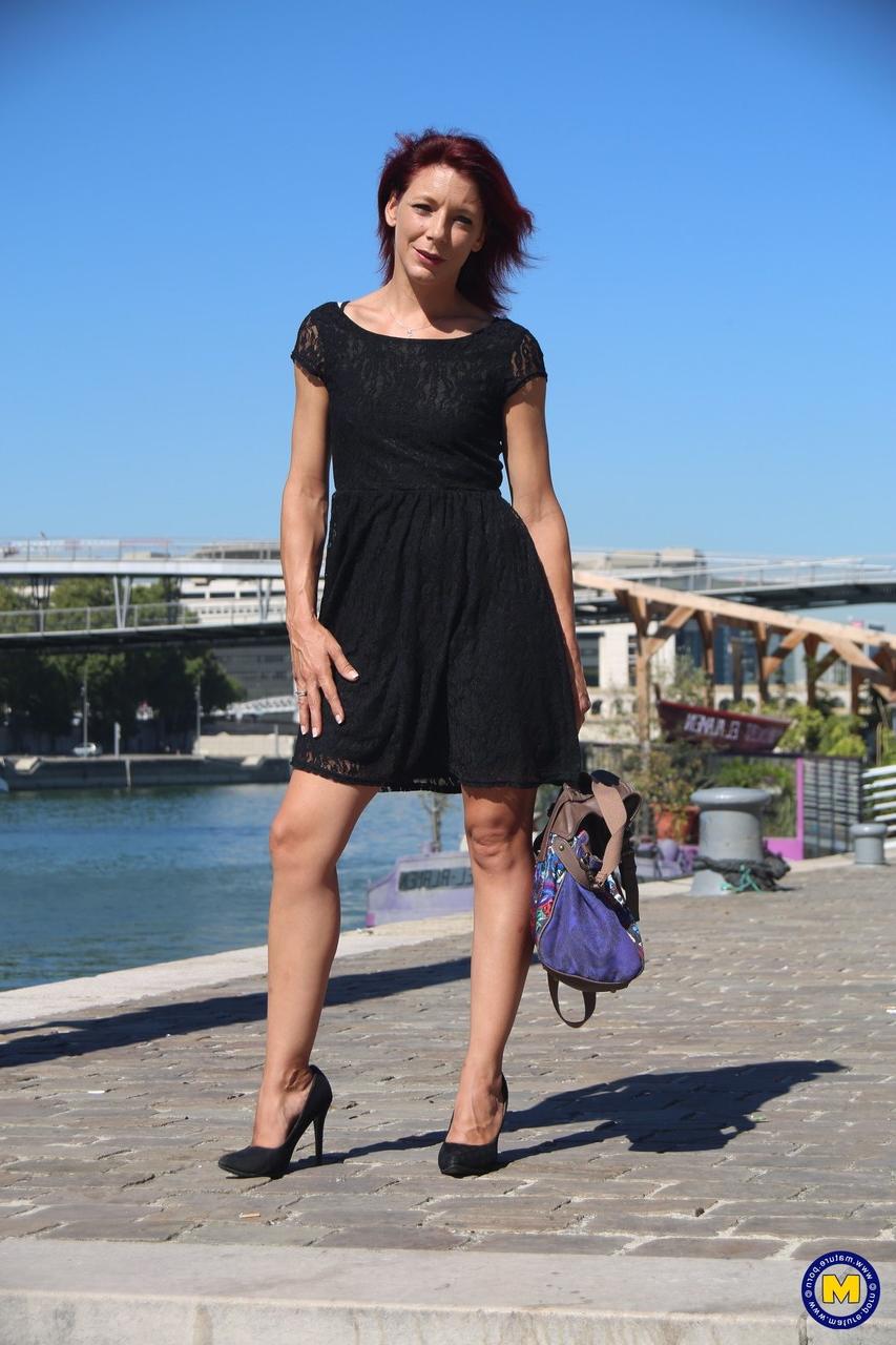 20P Sexy ruiva francesa madura Morgane Dell mostra sua boceta em público