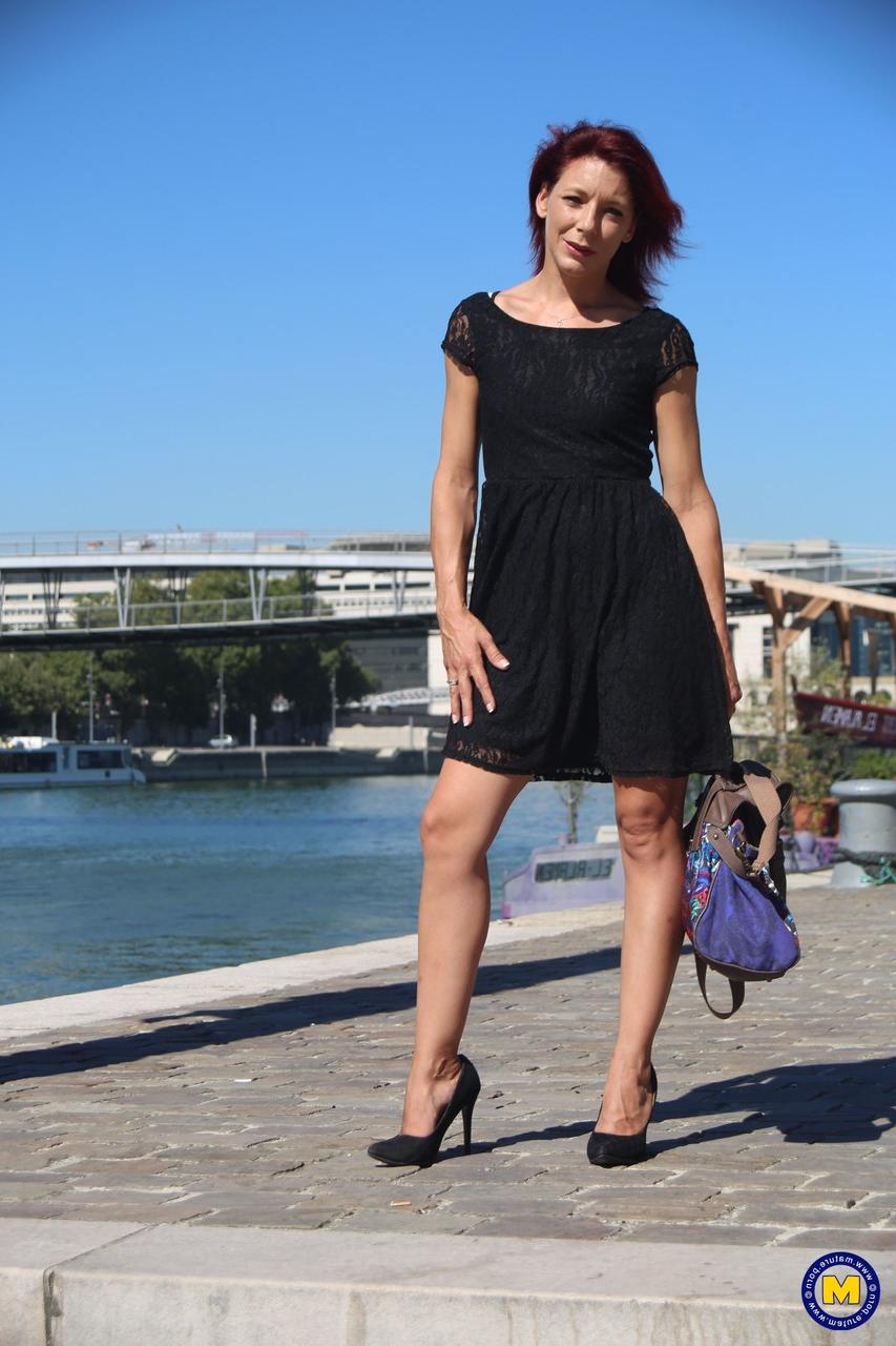 20P Sexy ruiva francesa madura Morgane Dell mostra sua boceta em público