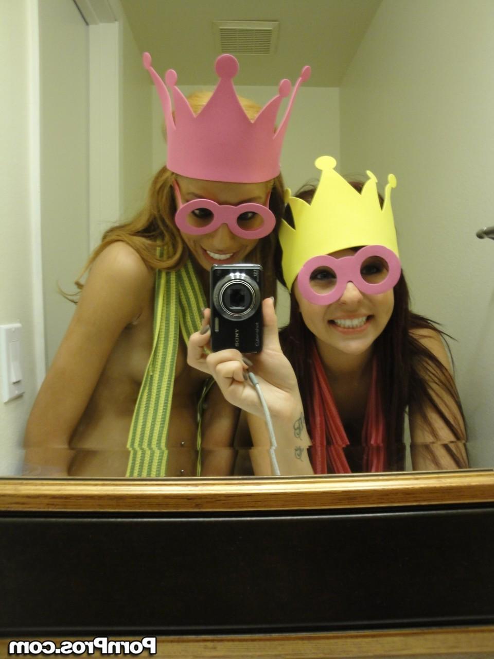 17P As garotas adolescentes amadoras Madelyn e Chole mostram seus corpos nus juntos