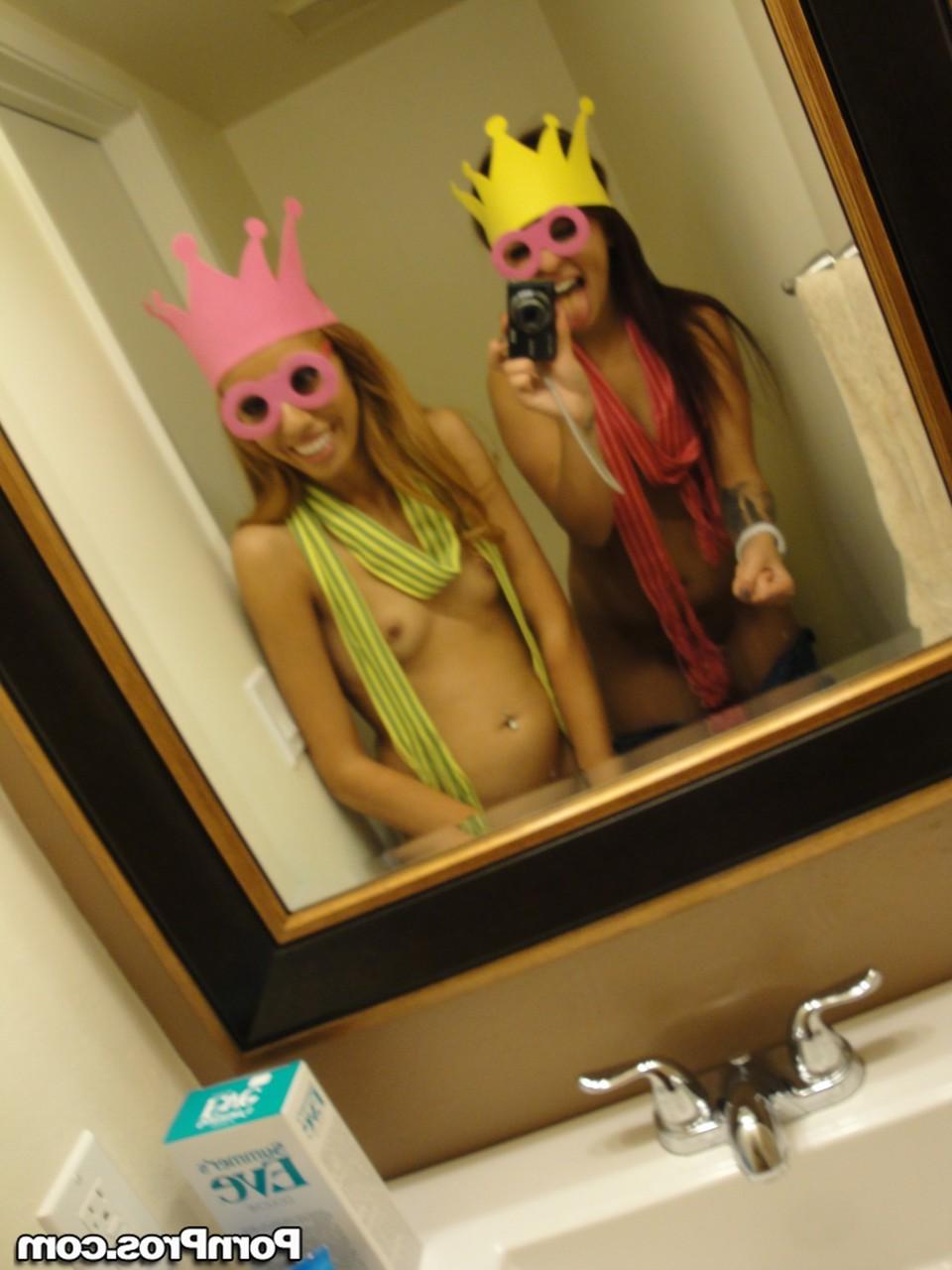 17P As garotas adolescentes amadoras Madelyn e Chole mostram seus corpos nus juntos