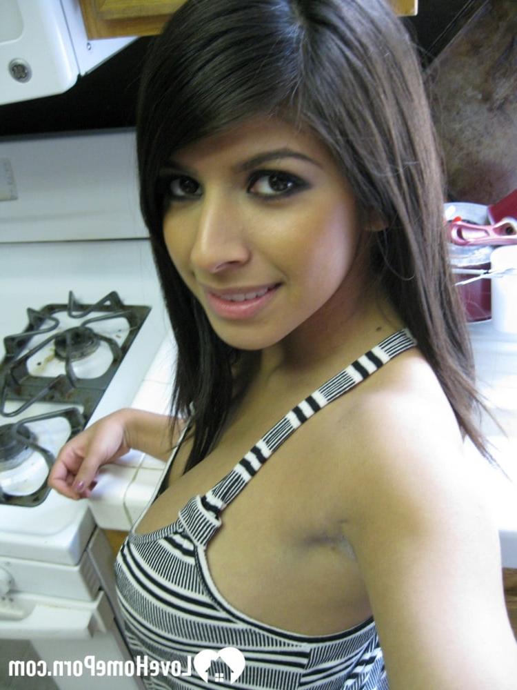 20P Alluring amateur teases with her big boobs and her round ass in the kitchen