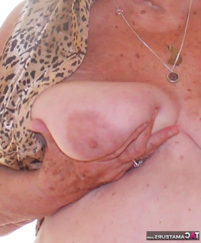 16P Die blonde britische Oma Oma Libby streichelt bei Solo-Action ihre schlaffen Titten