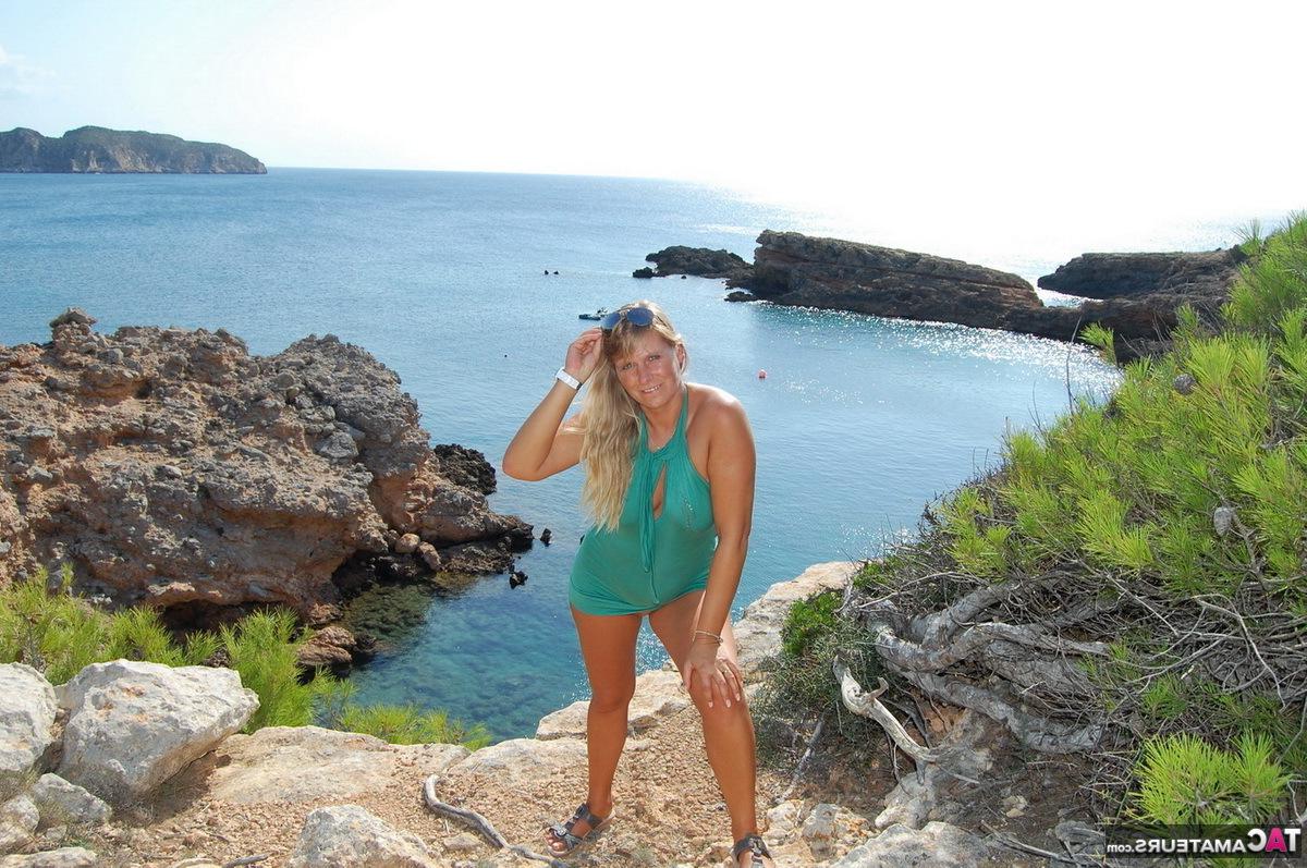 16P A loira de meia-idade Sweet Susi fica nua enquanto escala pedras perto do mar