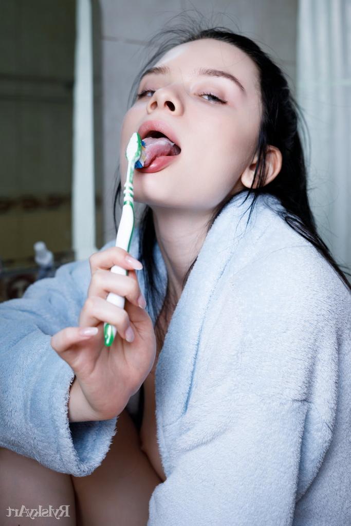 16P La joven de pelo oscuro ariana mun se desnuda mientras se cepilla los dientes